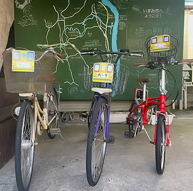 左からママチャリ・スポーツタイプ・ミニベロ(電動)